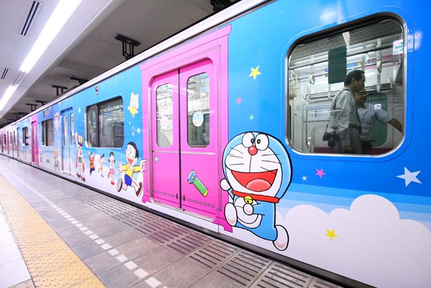 「F-Train」の頭文字Fは、夢のある未来へ走っていく列車となるよう「藤子・F・不二雄」と「Future」のダブルミーニングになっている。