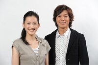 写真左から、雨宮蛍役の綾瀬はるか、高野部長役の藤木直人。