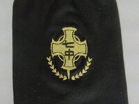 「七森中制定ソックス型マフラー」の校章部分。