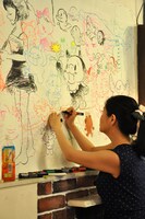 ライブペインティングする鈴木志保。