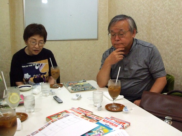 座談会の風景。左がささやななえこ、右が安彦良和。