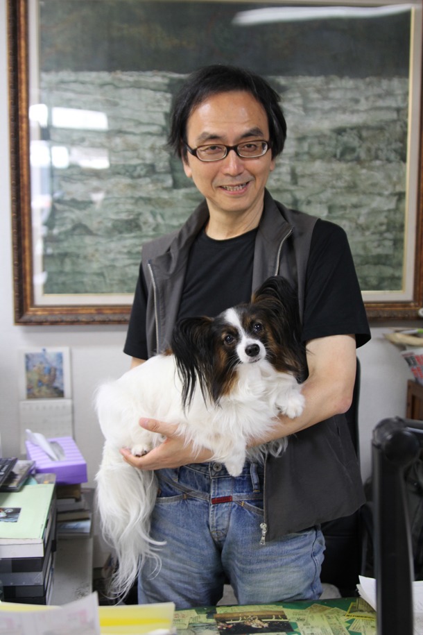 やまさき拓味と、仕事場で飼われている犬のモンジ（紋次郎）。