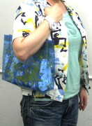 「ビニールバッグ」使用例。「フェイスタオル」とセットで販売される。