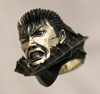 「ガッツ リング」本体。歴戦の傷までもリアルに再現されている。（C)三浦建太郎/白泉社