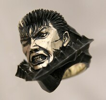 「ガッツ リング」本体。歴戦の傷までもリアルに再現されている。（C)三浦建太郎/白泉社