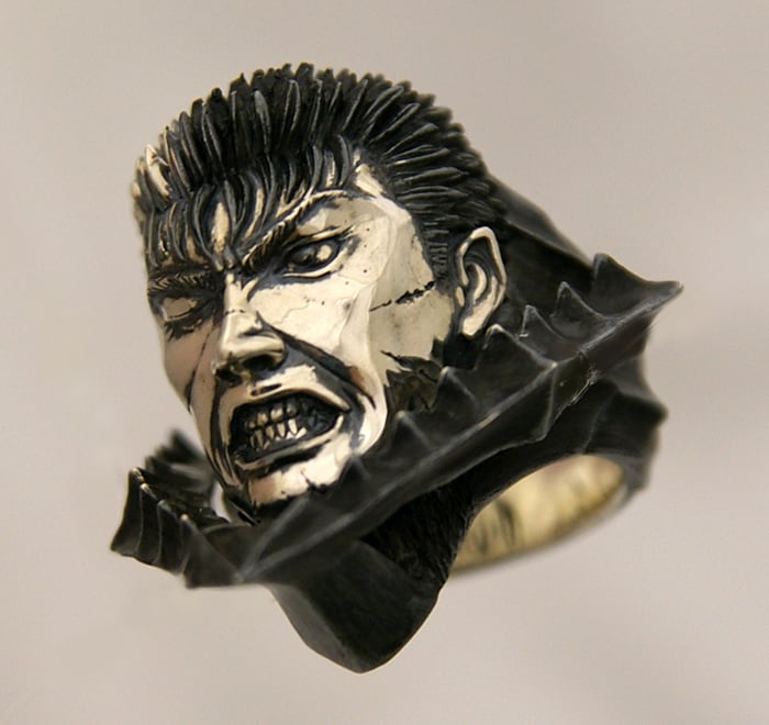 「ガッツ リング」本体。歴戦の傷までもリアルに再現されている。（C)三浦建太郎/白泉社