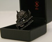 オプションのヘルムパーツをつけた状態。専用ケースも付属する。（C)三浦建太郎/白泉社