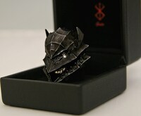 オプションのヘルムパーツをつけた状態。専用ケースも付属する。（C)三浦建太郎/白泉社