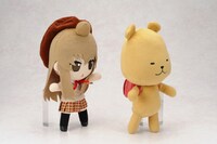 南千秋のランドセルは着脱可能なので、ふじおかに背負わせて遊ぶのもいいだろう。ふじおかにはランドセルが付属しないので注意。(c)桜場コハル・講談社／みなみけ 製作委員会