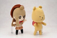 南千秋のランドセルは着脱可能なので、ふじおかに背負わせて遊ぶのもいいだろう。ふじおかにはランドセルが付属しないので注意。(c)桜場コハル・講談社／みなみけ 製作委員会