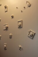 入り口の壁には、藤子・F・不二雄キャラクターがレリーフにされている。(c)Fujiko-Pro