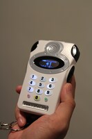 入館時に手渡される「おはなしデンワ」。「展示室I」から「展示室II」の内容を音声でガイドしてくれる。(c)Fujiko-Pro