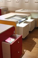 原画を収めた什器。引き出しには作品関連アイテムが収められている。(c)Fujiko-Pro