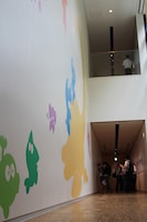 通路の壁には、至る所にキャラクターが描かれている。(c)Fujiko-Pro