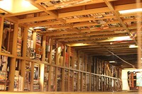 天井高8.5mの巨大な書棚。藤子・F・不二雄の膨大なコレクションが詰め込まれており、その数は約1万点。どんな本を読んでいたのか興味は尽きないが、上のほうまでじっくり見ようとするならオペラグラスが必要だ。(c)Fujiko-Pro