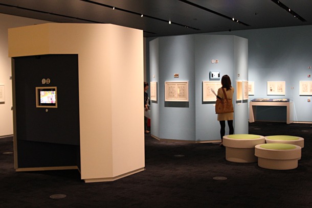 2階「展示室II」では、テーマを設けて作品を見せていく。開館時は、各作品の第1話が展示される。(c)Fujiko-Pro