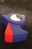 休憩用のベンチも、パーマンバッヂ型などユニーク。(c)Fujiko-Pro