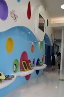 2階「みんなのひろば」には、「ドラえもん」のひみつ道具を解説する装置や、絵合わせなどが設置されている。(c)Fujiko-Pro