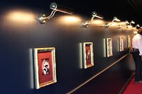 オリジナル短編を上映する「Fシアター」の通路には、藤子・F・不二雄作品に登場する名優たちの肖像が並ぶ。(c)Fujiko-Pro