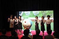 「Fシアター」は上映後にスクリーンが開き、そのまま外へと出られる「通りぬけシアター」になっている。(c)Fujiko-Pro