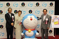 施設説明会の風景。左から館長の伊藤義章、藤子・F・不二雄夫人の藤本正子、ドラえもん、川崎市長の阿部孝夫。(c)Fujiko-Pro
