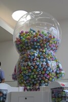 巨大なドラえもん型のガシャポンマシン。(c)Fujiko-Pro