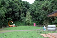 開放感溢れる屋上の「はらっぱ」。奥には首長竜のピー助や、ドラえもんがいる空き地が見える。(c)Fujiko-Pro