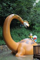 ピー助の背に乗るのび太とドラえもん。ほかにも「はらっぱ」では、どこでもドアや土管のある空き地などが見られる。(c)Fujiko-Pro