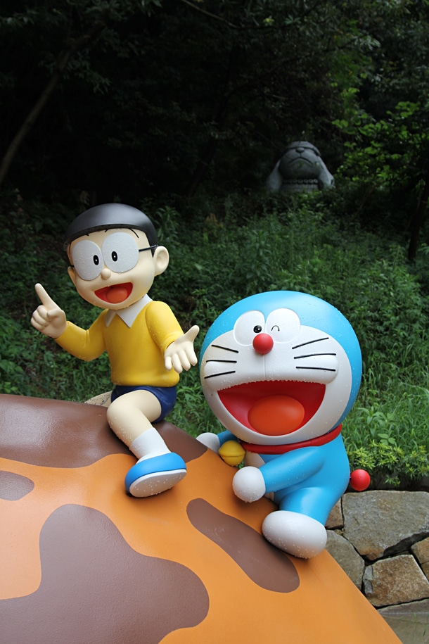 ピー助にまたがるのび太とドラえもん。(c)Fujiko-Pro