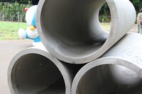 空き地に置かれた土管。中にも趣向が凝らされているので覗いてみよう。(c)Fujiko-Pro