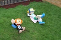 芝生に寝転ぶパーマン1号・2号。(c)Fujiko-Pro