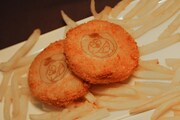 オリジナルメニューの「コロ助コロッケ」。(c)Fujiko-Pro