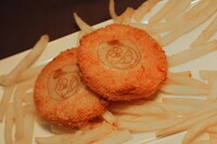 オリジナルメニューの「コロ助コロッケ」。(c)Fujiko-Pro