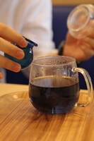 オリジナルドリンクの「ウソ 800」。左の液体を入れると、ドリンクに驚きの変化が。(c)Fujiko-Pro