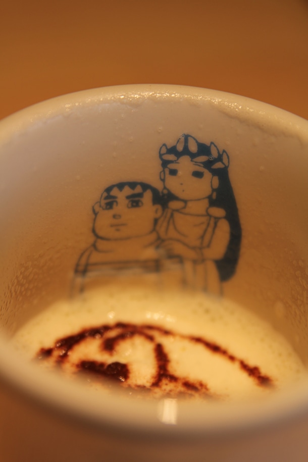 カフェラテのカップは、内側にもイラストが。(c)Fujiko-Pro