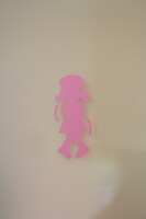 女子トイレのマーク。(c)Fujiko-Pro