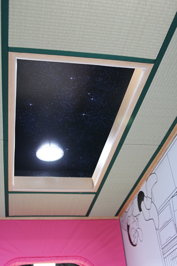 「ドラえもん のび太の宇宙開拓史」のシーンを再現した「のび太の部屋トンネル」。空間がねじれ、畳の裏が宇宙船に繋がっている場面だ。(c)Fujiko-Pro