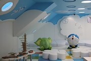 子供が楽しく遊べるおもちゃや、ドラえもん、パオパオなどのオブジェが設置された「キッズスペース」。(c)Fujiko-Pro