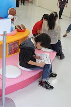 館内には藤子・F・不二雄作品の単行本も設置されている。原作を未読の人は、オブジェや展示の元ネタを探そう。(c)Fujiko-Pro