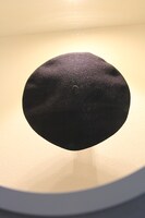 藤子・F・不二雄の本体と言っても過言ではない、生前かぶっていたベレー帽。(c)Fujiko-Pro