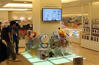 「ミュージアムショップ」ではTシャツ、手ぬぐい、ピンバッヂ、フィギュア、ポスターなど約400点のグッズが販売されている。(c)Fujiko-Pro