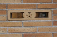 「川崎市 藤子・F・不二雄ミュージアム」の外壁には、館内が見える覗き穴も。この目はもちろん……。(c)Fujiko-Pro