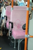 シャトルバスは内装も凝っており、座席シートにもさまざまな作品がデザインされている。(c)Fujiko-Pro