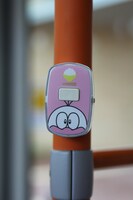 シャトルバスのブザー。(c)Fujiko-Pro