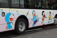 「川崎市 藤子・F・不二雄ミュージアム」には、登戸駅から出発する専用のシャトルバスが用意されている。計4台が運行され、1台ずつデザインが異なるので乗車の際は注意してみよう。(c)Fujiko-Pro