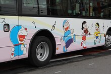 「川崎市 藤子・F・不二雄ミュージアム」には、登戸駅から出発する専用のシャトルバスが用意されている。計4台が運行され、1台ずつデザインが異なるので乗車の際は注意してみよう。(c)Fujiko-Pro