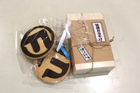 内覧会の参加者にはお土産が配られた。写真左はクッキー、右は手ぬぐいやマンガを印刷した巻き物が収められた「特選おみやげ」。(c)Fujiko-Pro