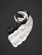 ホワイトスネイクをモチーフにしたストール「WHITE SNAKE Stole」。(C)LUCKY LAND COMMUNICATIONS / SHUEISHA