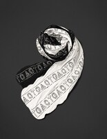 ホワイトスネイクをモチーフにしたストール「WHITE SNAKE Stole」。(C)LUCKY LAND COMMUNICATIONS / SHUEISHA