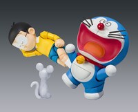 「ROBOT魂 ドラえもん」と「S.H.Figuarts 野比のび太」を組み合わせた様子。(C)藤子プロ・小学館・テレビ朝日・シンエイ・ADK